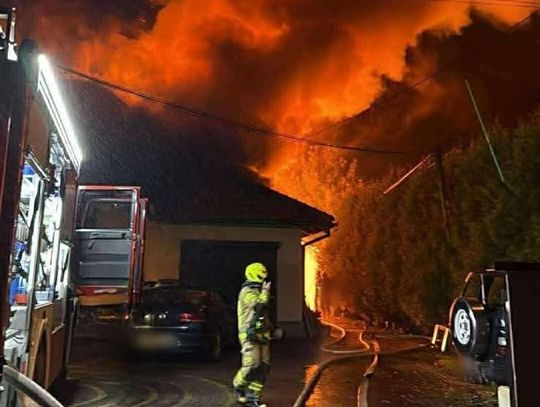 pożar garażu w Łętowni, OSP Łętownia, nocny pożar w Łętowni, straż pożarna, akcja gaśnicza, strażacy, powiat suski, akcja strażaków