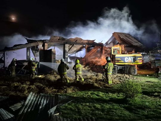 Porąbka Iwkowska, pożar budynku gospodarczego w Porąbce Iwkowskiej, na sygnale, straż pożarna, akcja gaśnicza, działania strażaków