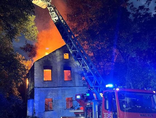 Strażacy walczyli z pożarem zabytkowego budynku w Piekarach