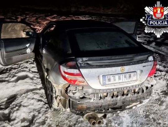 Nocny rajd w Zawoi zakończony lawetą. Surowe konsekwencje dla 19-letniego kierowcy Mercedesa Zawoja, Sucha Beskidzka, powiat Suski, na sygnale, wysoki mandat, prawo jazdy