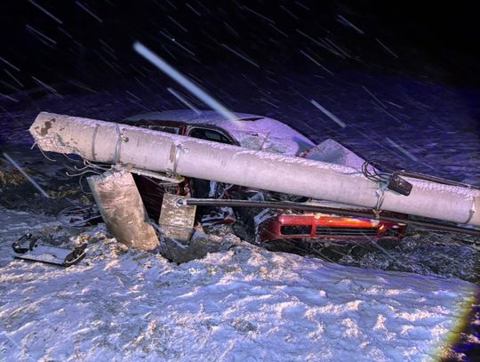 Bielany, powiat oświęcimski, na sygnale, nietypowy wypadek drogowy, akcja ratunkowa, samochód osobowy uderzył w słup energetyczny