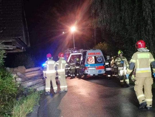 wypadek Żarnówka, wypadek Sucha Beskidzka, wypadek powiat suski, wypadek stodoła, samochód wjechał w stodołę, wypadek nocny Żarnówka, 24 sierpnia, wypadek Żarnówka 2025, zdjęcia, film