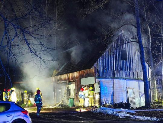 Na zdjęciu strażacy walczący z ogniem na osiedlu Robów w Nowym Targu