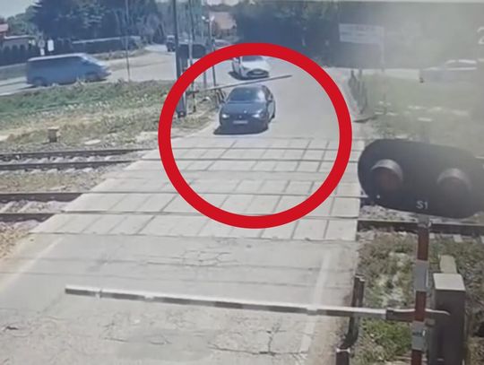 Kraków, czerwone światło, przejazd kolejowy, rogatki, wjechała na przejazd kolejowy na czerwonym świetle, mandat, straży ochrony kolei, funkcjonariusze policji, Kraków