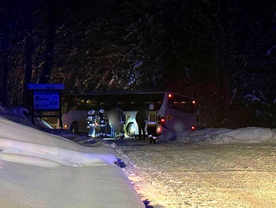 Kalwaria Zebrzydowska, groźne zdarzenie z udziałem autokaru, autokar zawisł na skarpie, groźne zdarzenie przy sanktuarium w Kalwarii Zebrzydowskiej