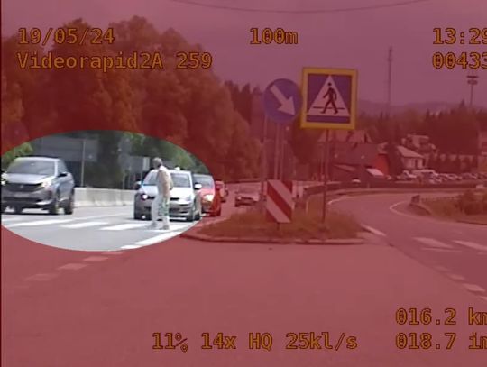Na zdjęciu kadr z nagrania, pokazującego złamanie przepisów przez kierowcę