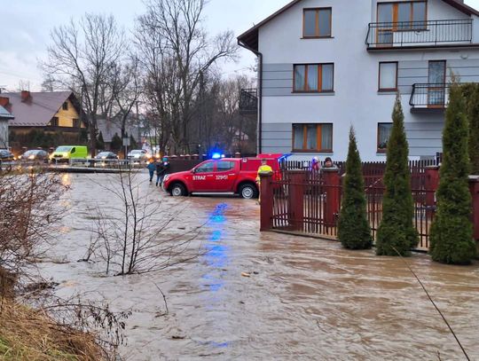 Na zdjęciu strażacy walczący z dużą wodą na terenie gminy Zielonki