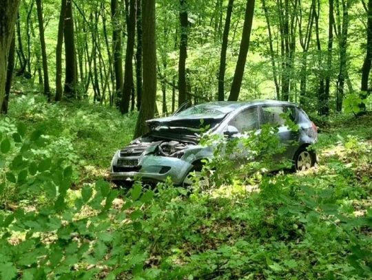 Odwróciła się do dziecka i auto runęło w przepaść. Niemowlę w szpitalu