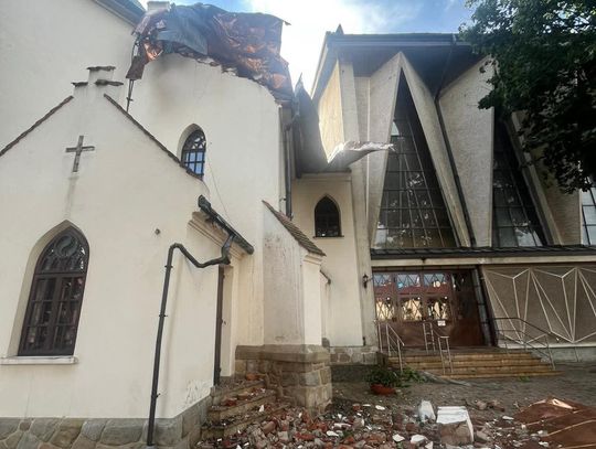 Ogromna nawałnica w Brzesku i okolicach: Zerwany dach kościoła św. Jakuba [FOTO, FILMY]