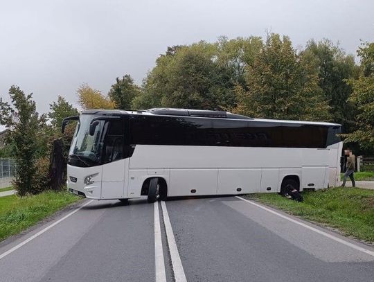 Zator, zablokowana droga krajowa w Zatorze, autokar zablokował drogę krajową, nieudany manewr kierowcy autokaru, powiat oświęcimski