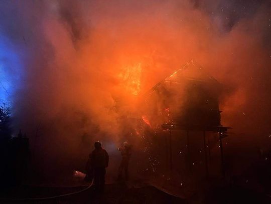 Z pożarem w Sierockiem walczyło kilkanaście zastępów straży pożarnej