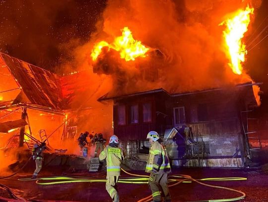 Na zdjęciu płonący budynek drewniany w miejscowości Suche