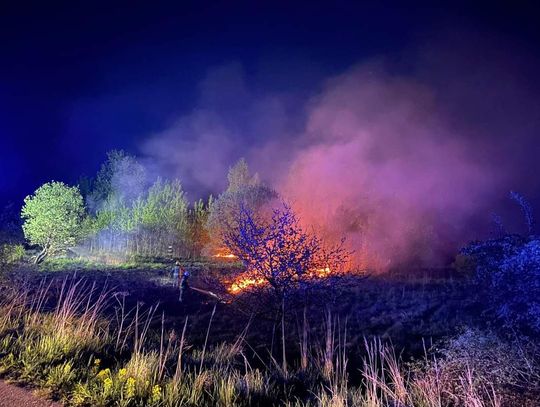 Na zdjęciu strażacy walczący z pożarem w miejscowości Rudno