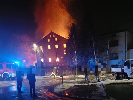 Ogromny pożar w Nowym Sączu. Stary młyn stanął w płomieniach [ZDJĘCIA, FILMY]