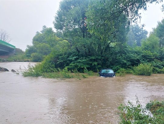 samochód w rzece Soła, Opel w rzece Łęki, interwencja służb Kęty, wypadek rzeka Soła, auto w wodzie Kęty