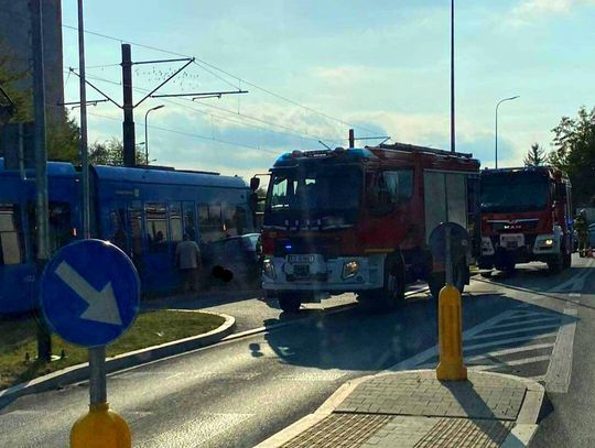 Na ulicy Pachońskiego w Krakowie doszło do zderzenia osobówki z tramwajem