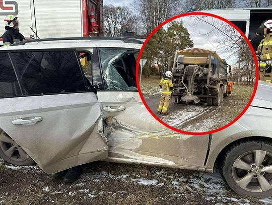 Rączna, powiat krakowski, Kraków, pługopiaskarka, ciężarówka do odśnieżania, zderzenie samochodu osobowego z ciężarowym, wypadek drogowy