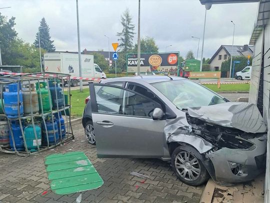 Oświęcim: Samochód wypadł z drogi i uderzył w butle z gazem