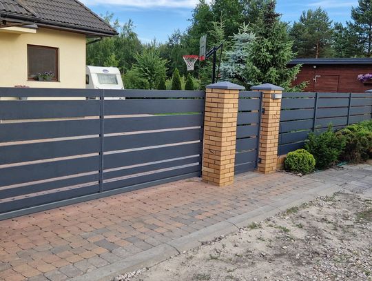 Panele ogrodzeniowe i przesuwne bramy. Wybór na lat