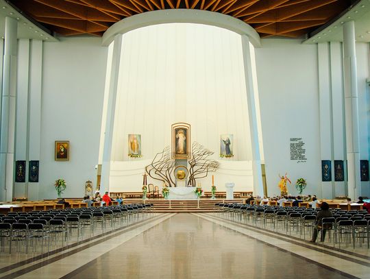 Wnętrze bazyliki Bożego Miłosierdzia w Krakowie-Łagiewnikach