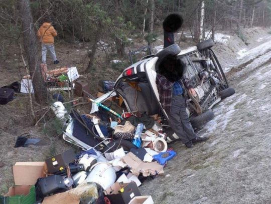 Pazurek. Samochód wypadł z drogi w powiecie olkuskim