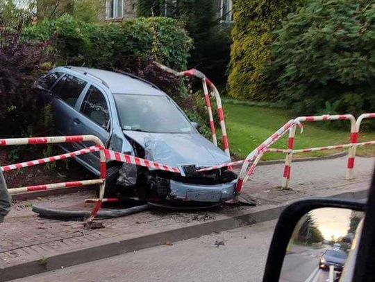 Zadroże. Jeden z pojazdów rozbił się na barierach