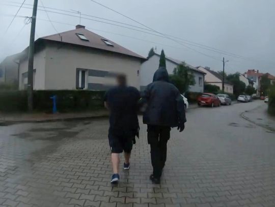 Łowcy Głów, zatrzymanie 27-latka, skazany za kontakty seksualne z małoletnią, policja Kraków, wyrok za kontakty z 13-latką, ukrywał się przed policją