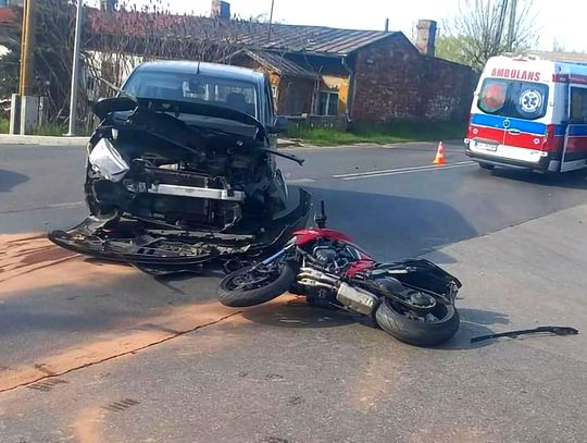 Piątkowe zderzenie samochodu osobowego z motocyklem w Bukownie [FOTO]