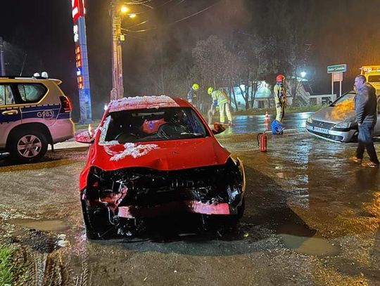 Miejsce zderzenia dwóch samochodów osobowych na ulicy Kaniówka w Białce Tatrzańskiej