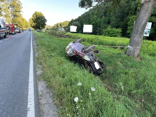 Na zdjęciu samochód osobowy, który dachował w Melsztynie