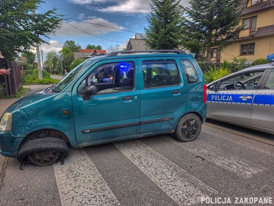 Pijana para zatrzymana w Poroninie. Przyjechali po alkohol z zepsutym kołem [FOTO]