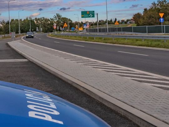 Brzeszcze, trasa S1 w Brzeszczach, powiat oświęcimski, na sygnale, akcja policji, policja, pijana kobieta, pijana rowerzystka