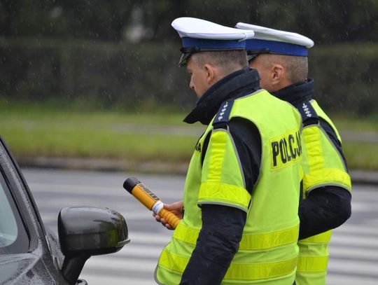 Na zdjęciu funkcjonariusze Policji podczas kontroli drogowej