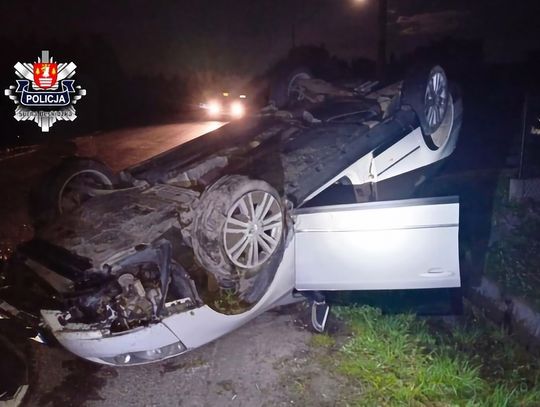 Na zdjęciu samochód prowadzony przez pijanego Ukraińca, który wypadł z drogi na terenie Łętowni