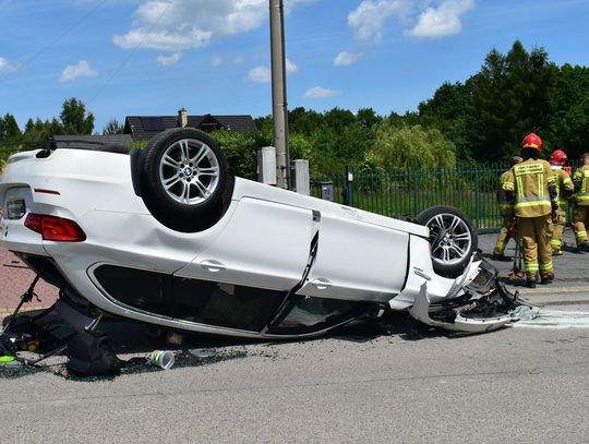 Auto po dachowaniu.