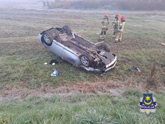 Pijany kierowca rozbił samochód w Kończyskach. Auto wylądowało na dachu [FOTO]