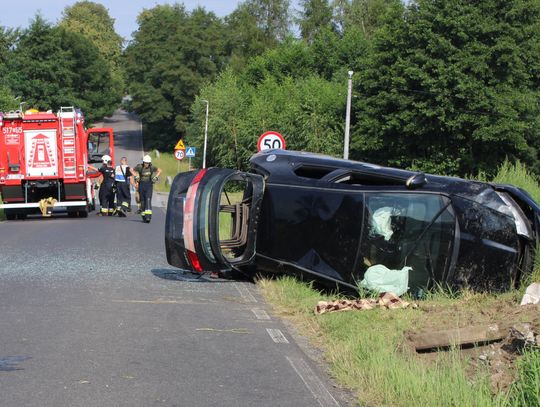 Na zdjęciu samochód osobowy, który wpadł do rowu w powiecie oświęcimskim