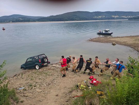 Do bardzo niebezpiecznego zdarzenia doszło w poniedziałkowe popołudnie na terenie nieczynnego kamieniołomu w Skawcach w powiecie wadowickim. 53-letni kierowca samochodu terenowego wjechał prosto do zbiornika wodnego