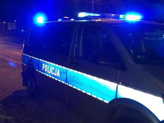 Pijany mężczyzna leżał na chodniku w Oświęcimiu. Tragedia była o krok Oświęcim, interwencja, pijany mężczyzna, powiat oświęcimski, na sygnale, akcja policji, pomóc osobie, pijany, alkohol