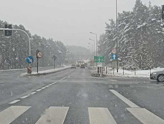 Na zdjęciu trudne warunki na drogach powiatu olkuskiego