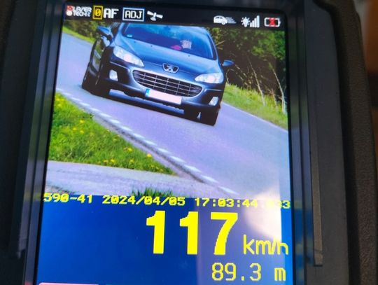 Na zdjęciu policyjny pomiar prędkości wykonany na terenie Gdowa