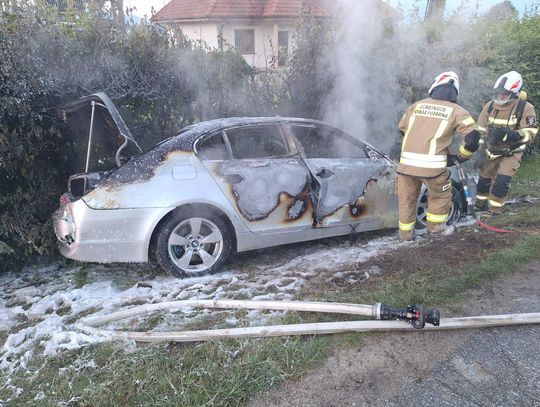 Na zdjęciu strażacy walczący z pożarem samochodu w Brzeznej