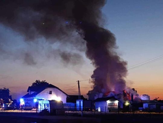 Na zdjęciu słup ognia i dymu podczas pożaru w Zabierzowie Bocheńskim