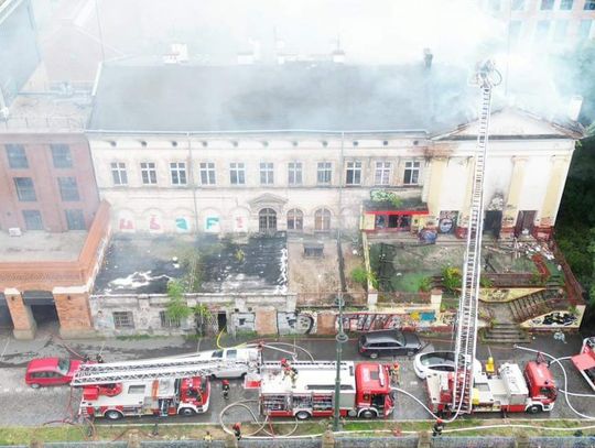 Płonie zabytkowa kamienica przy ulicy Lubicz w Krakowie [ZDJĘCIA]