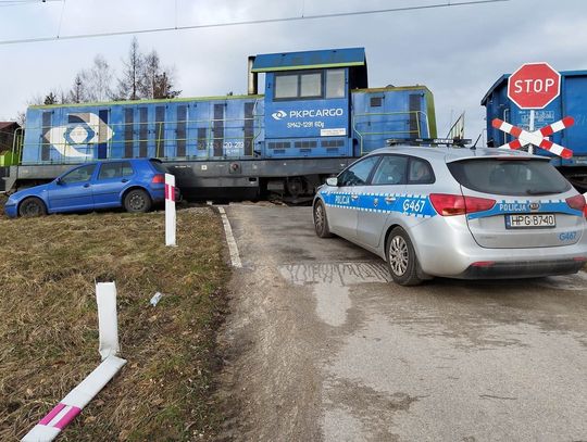 Po pijaku wjechał samochodem w lokomotywę na terenie Trzebini