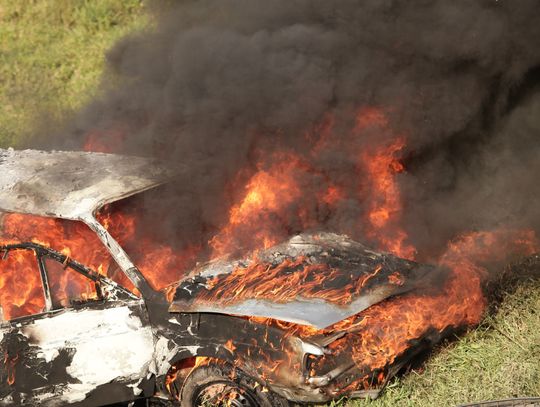 Podpalił auto klienta i uszkodził radiowóz. 6 zarzutów dla 33-latka w Zielonkach