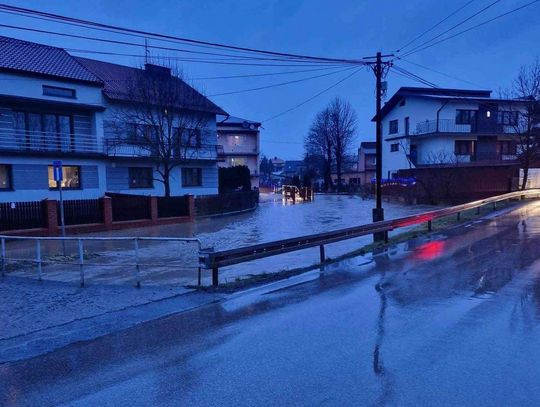 Na zdjęciu duża woda zalewająca tereny w gminie Zielonki