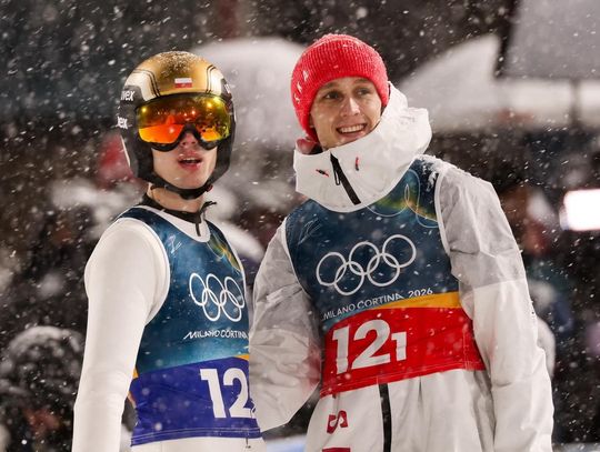 Polacy ze srebrem w cieniu wielkiej śnieżycy! Niesamowity finał konkursu duetów na Igrzyskach Paweł Wąsek, Kacper Tomasiak, skoki narciarskie, konkurs duetów, Igrzyska Olimpijskie