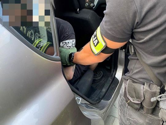 Policjant nie umundurowany wraz z zatrzymanym.