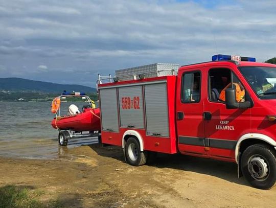 Na zdjęciu strażacy biorący udział w akcji ratunkowej na Jeziorze Mucharskim